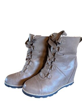 Universal Thread Women’s Taupe Wedge Ankle Boots Faux Fur Lined Size 8.5
